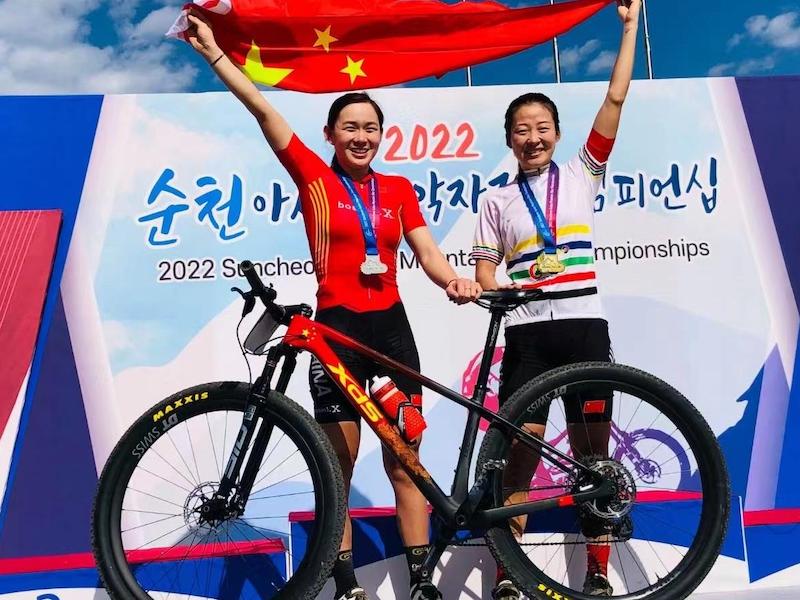 La squadra cinese ha vinto l'oro e il secondo posto nella corsa campestre femminile ai campionati asiatici di mountain bike
